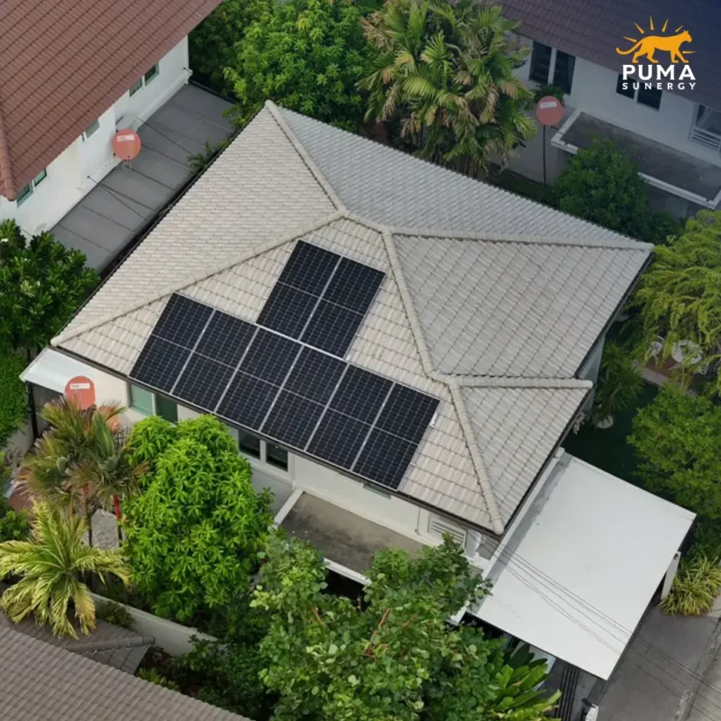 ผลงานติดตั้งโซล่าเซลล์ บ้านพักอาศัย ขนาด 4 kW เขตสายไหม กรุงเทพมหานคร ออกแบบแผงให้เข้ากับหลังคาปั้นหยา ปลอดภัยด้วย Microinverter โดย PUMA SUNERGY